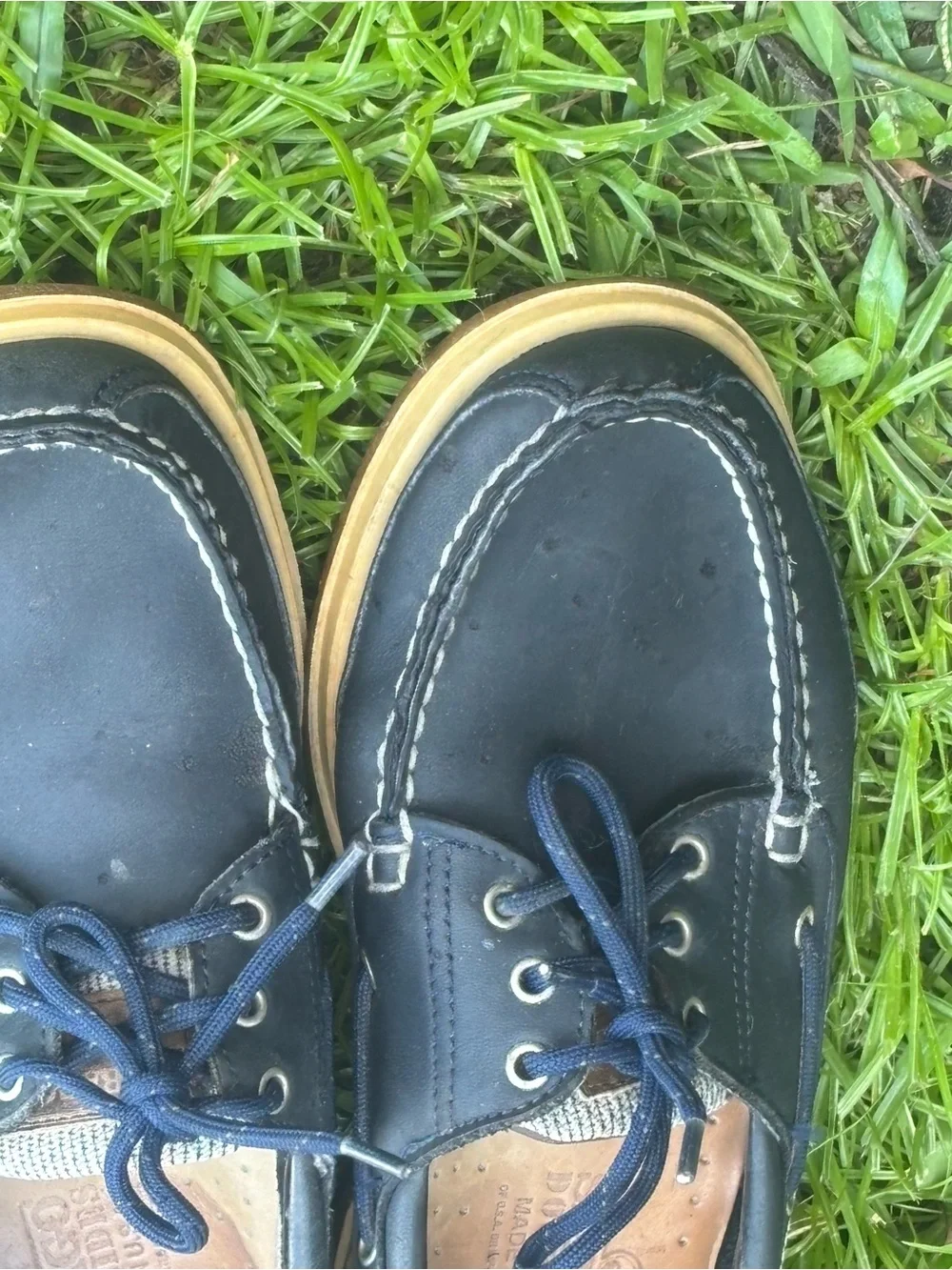 Leather Sebago Docksides boat size 9 shoes in navy blue.